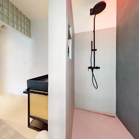 Urban Haven In Center With Free Parking 아파트 *